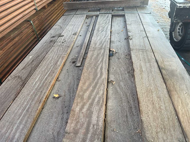 Zwarte kabbes planken geschaafd 2150-2450x145x21mm (135x) - afbeelding 1 van  3