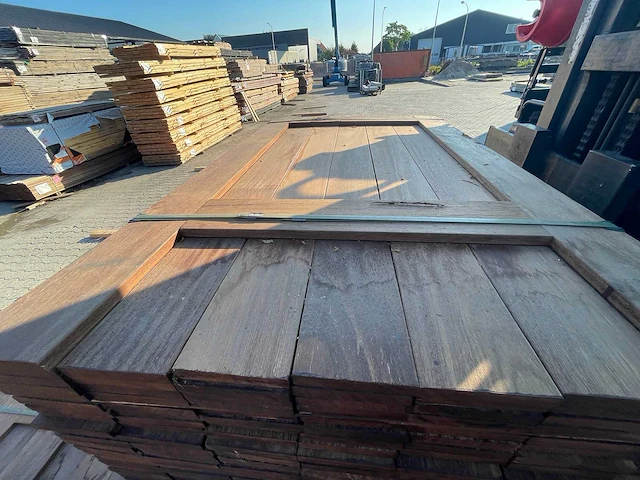 Zwarte kabbes prime hardhouten planken geschaafd 21x145mm, lengte 155cm (100x) - afbeelding 1 van  3