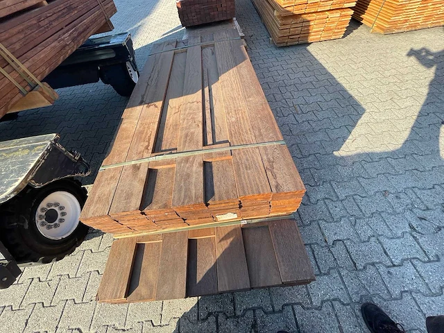 Zwarte kabbes prime hardhouten planken geschaafd 21x145mm, lengte 75/215cm 60/245cm (135x) - afbeelding 1 van  3