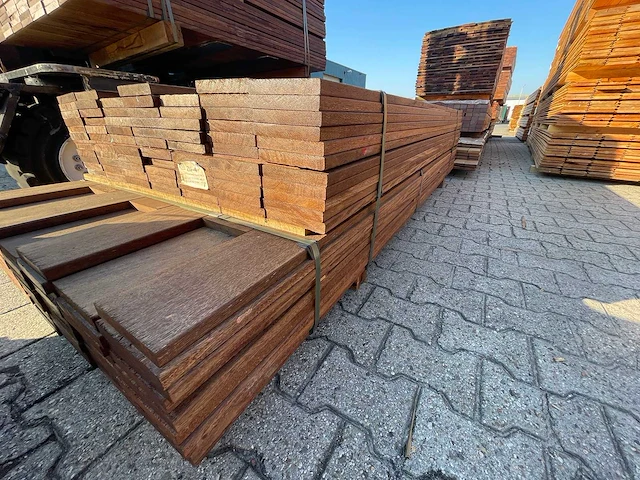 Zwarte kabbes prime hardhouten planken geschaafd 21x145mm, lengte 75/215cm 60/245cm (135x) - afbeelding 2 van  3
