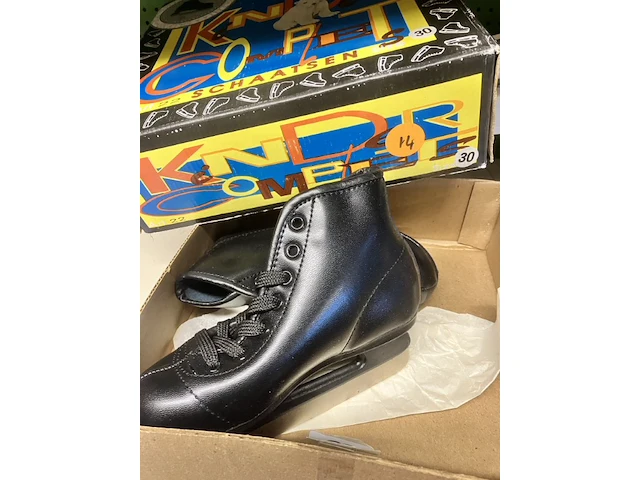 Zwarte kinderschaatsen maat 30 in vierkante doos - afbeelding 2 van  3