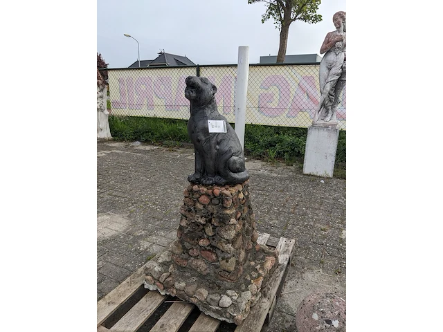 Zwarte tijger op sokkel - afbeelding 1 van  7