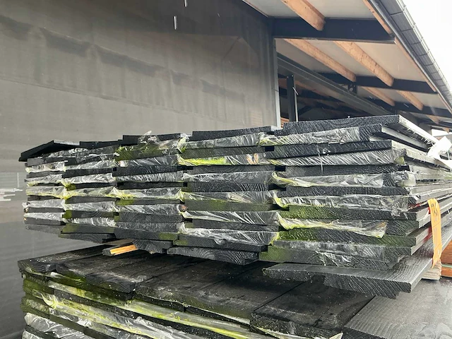 Zweeds rabat zwart gespoten 23x190mm, lengte 300cm (70x) - afbeelding 3 van  3