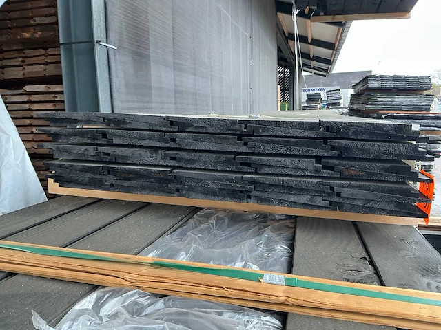 Zweeds rabat zwart gespoten 23x190mm, lengte 400cm (50x) - afbeelding 1 van  3