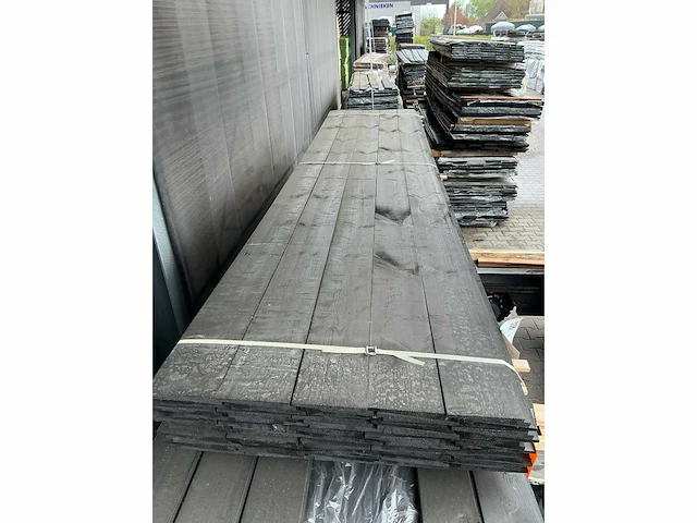 Zweeds rabat zwart gespoten 23x190mm, lengte 400cm (50x) - afbeelding 3 van  3