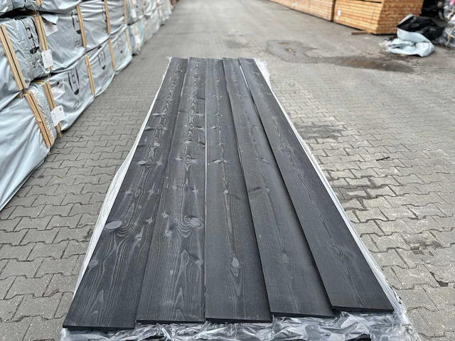 Zweeds rabat zwart gespoten 25x195mm, lengte 420cm (100x) - afbeelding 1 van  3