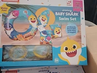 Zwem set baby shark 10 stuks - afbeelding 1 van  3