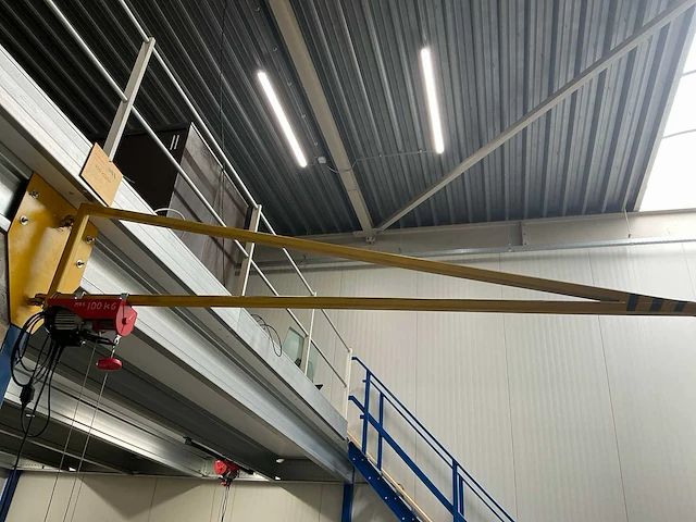 Zwenkarmkraan met staaldraadtakel - afbeelding 1 van  7
