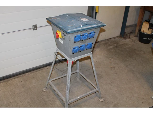 Zwerfkast keraf 107910 ke100 met 6 x 230 v, 3 x 380 v 32 amp, hoofdschakelaar en doorlus. - afbeelding 1 van  5