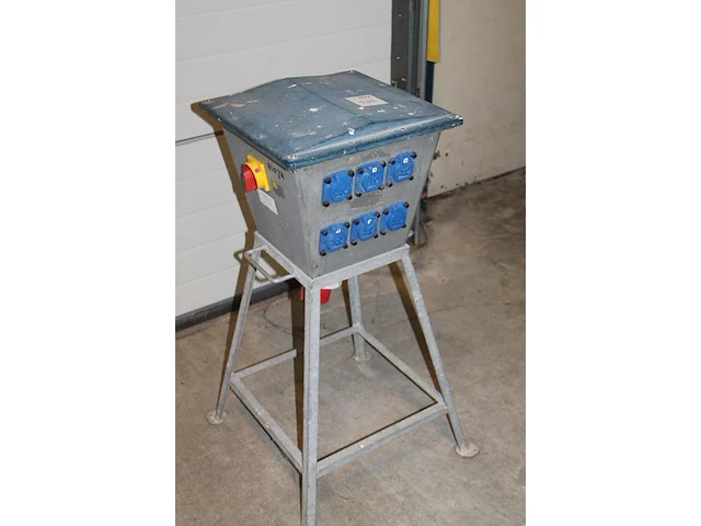 Zwerfkast keraf 107910 ke100 met 6 x 230 v, 3 x 380 v 32 amp, hoofdschakelaar en doorlus. - afbeelding 2 van  5
