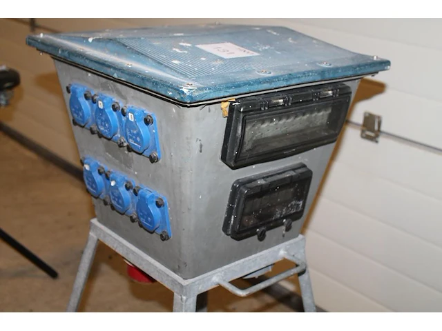 Zwerfkast keraf 107910 ke100 met 6 x 230 v, 3 x 380 v 32 amp, hoofdschakelaar en doorlus. - afbeelding 3 van  5