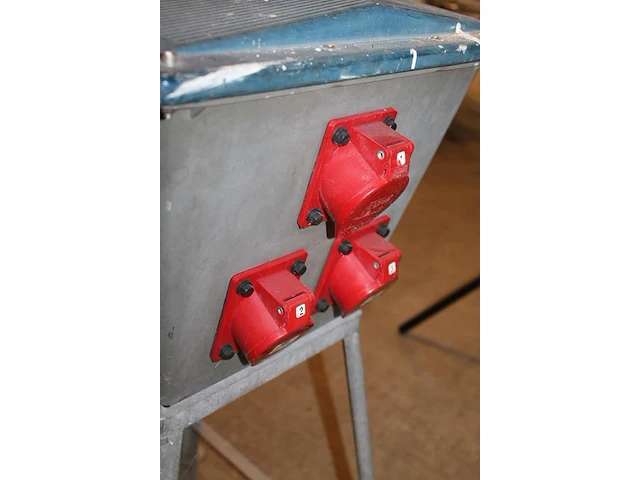 Zwerfkast keraf 107910 ke100 met 6 x 230 v, 3 x 380 v 32 amp, hoofdschakelaar en doorlus. - afbeelding 4 van  5