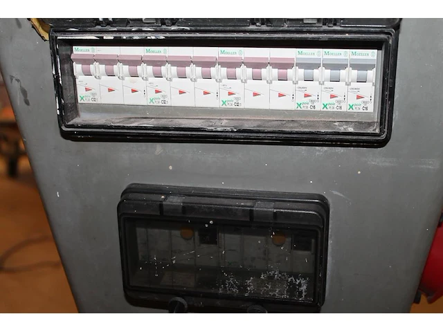 Zwerfkast keraf 107910 ke100 met 6 x 230 v, 3 x 380 v 32 amp, hoofdschakelaar en doorlus. - afbeelding 5 van  5
