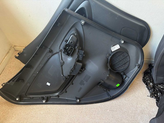 - - toyota yaris 3-deurs - achterbank met deurpanelen - afbeelding 4 van  11