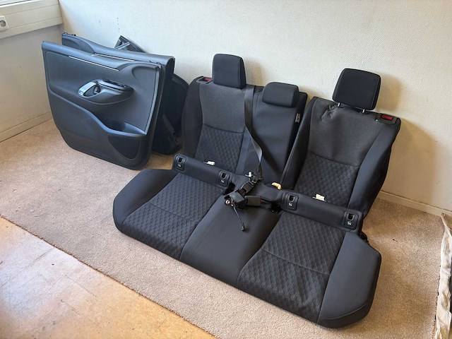 - - toyota yaris 3-deurs - achterbank met deurpanelen - afbeelding 1 van  11