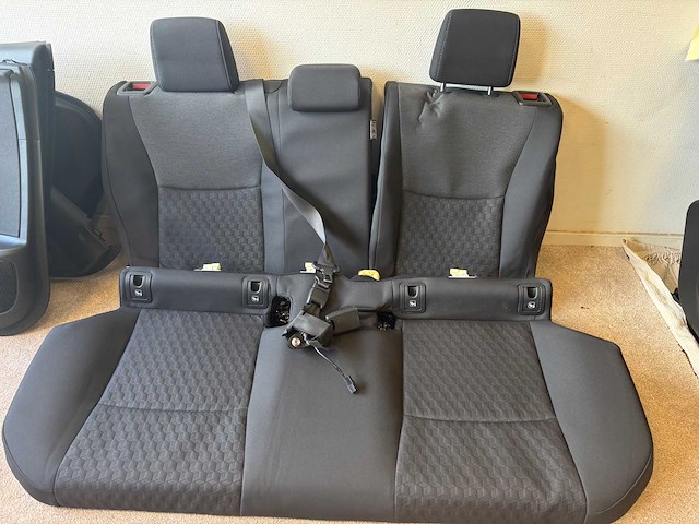- - toyota yaris 3-deurs - achterbank met deurpanelen - afbeelding 6 van  11