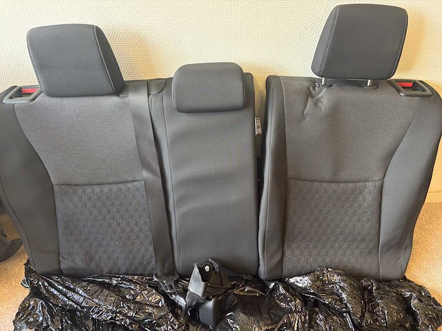 - - toyota yaris 3-deurs - achterbank met deurpanelen - afbeelding 8 van  11