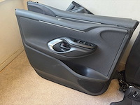 - - toyota yaris 3-deurs - achterbank met deurpanelen - afbeelding 10 van  11