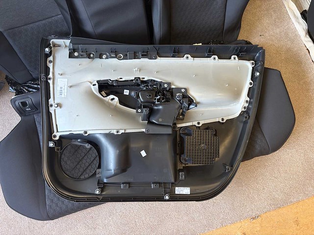 - - toyota yaris 3-deurs - achterbank met deurpanelen - afbeelding 11 van  11