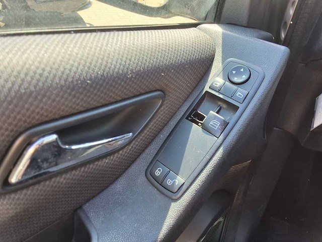 - 2010 - - personenauto - afbeelding 3 van  14