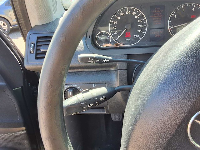 - 2010 - - personenauto - afbeelding 4 van  14