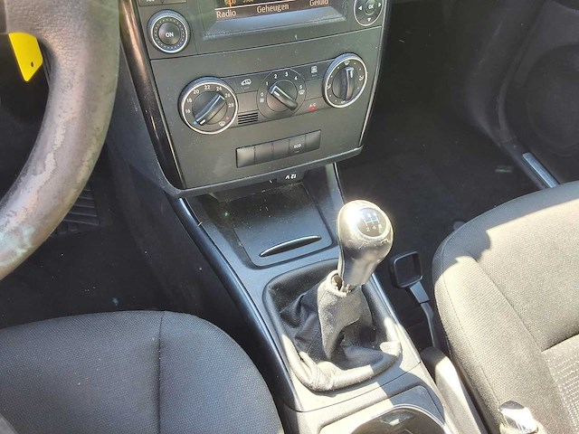 - 2010 - - personenauto - afbeelding 6 van  14