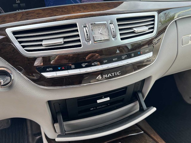 - 2011 - - personenauto - afbeelding 15 van  27