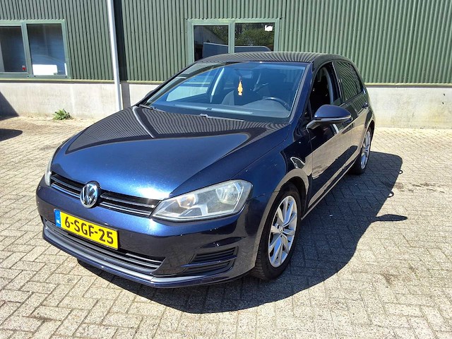 - 2013 - - personenauto - afbeelding 1 van  13