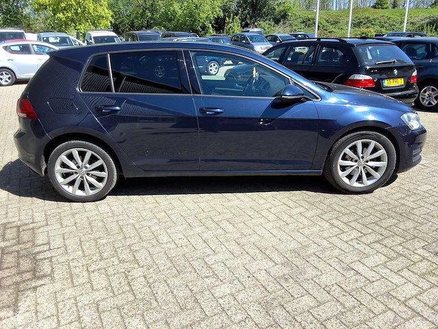 - 2013 - - personenauto - afbeelding 9 van  13