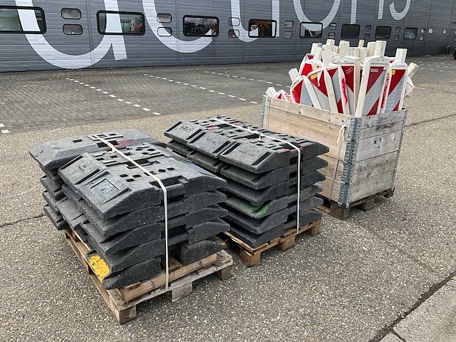 +/- 30x geleidebaken - afbeelding 1 van  10