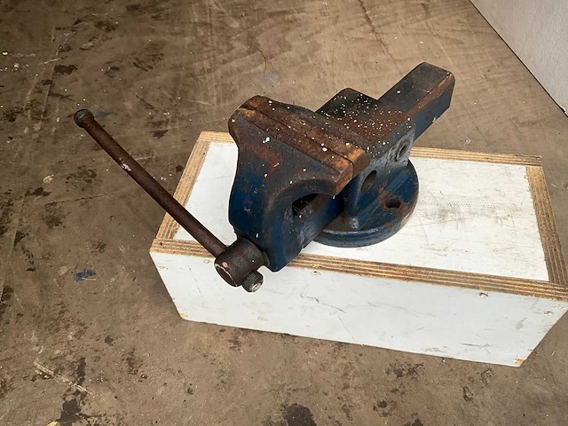 - bankschroef - metaal - overige werkplaatsinventaris - afbeelding 1 van  2