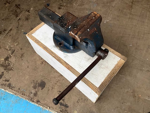 - bankschroef - metaal - overige werkplaatsinventaris - afbeelding 2 van  2