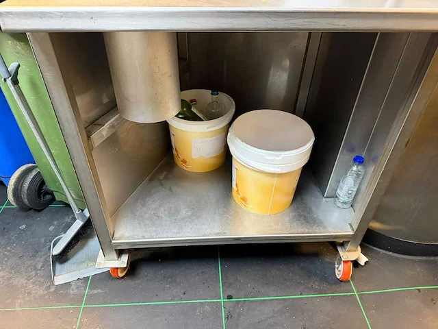 - mobiele rvs debrasseertafel - afbeelding 7 van  8