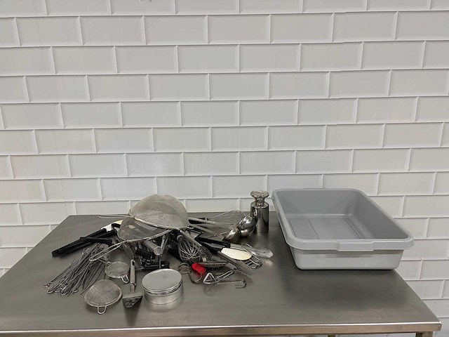 - partij keukenbenodigdheden met bereidingsbak - afbeelding 1 van  5