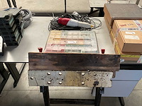 - werkbank met diversen - afbeelding 1 van  3