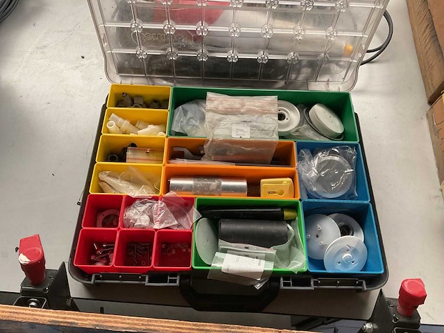 - werkbank met diversen - afbeelding 2 van  3