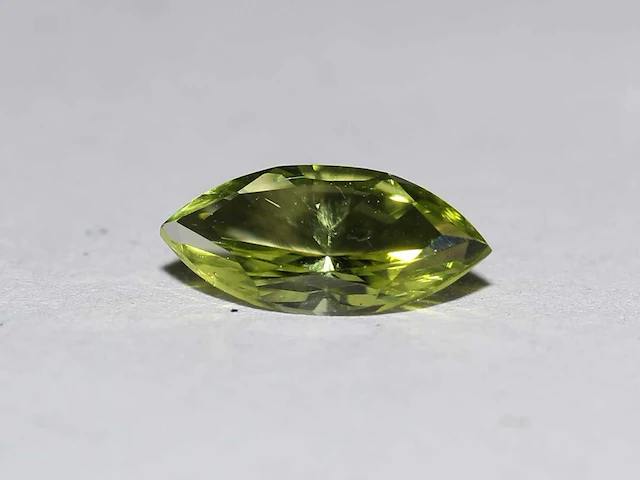 0,48 ct. marquise-vorm appelgroene kleur peridoot-edelsteen - afbeelding 1 van  13