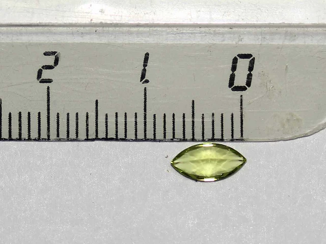 0,48 ct. marquise-vorm appelgroene kleur peridoot-edelsteen - afbeelding 10 van  13