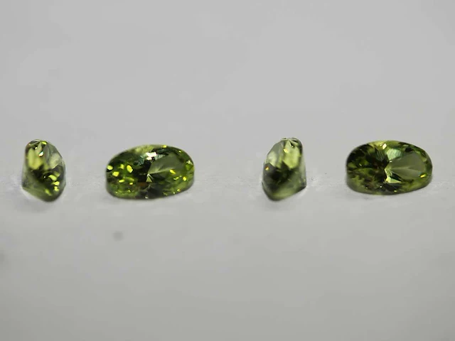 0,97ct. ovaal appelgroene peridoot-edelsteen - afbeelding 2 van  6