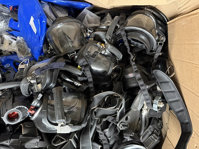 1 pallet diverse onderdelen tbv ademluchttoestellen en ademhalingsbescherming, dräger - afbeelding 17 van  22