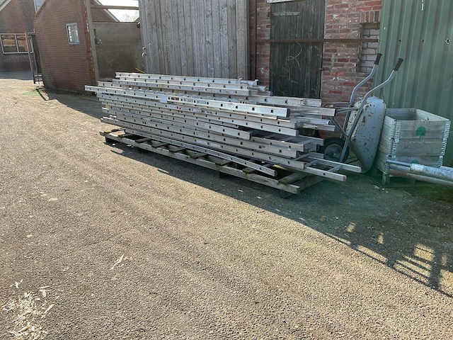 1 pallet met 17 aluminium ladders, enkel diverse lengtes. - afbeelding 1 van  2