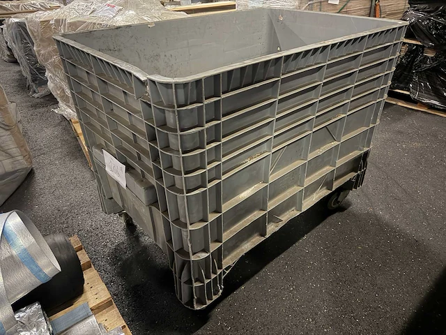 1 plastic rolcontainer op wielen 116 x 77,1 x 94,1 cm - afbeelding 2 van  3
