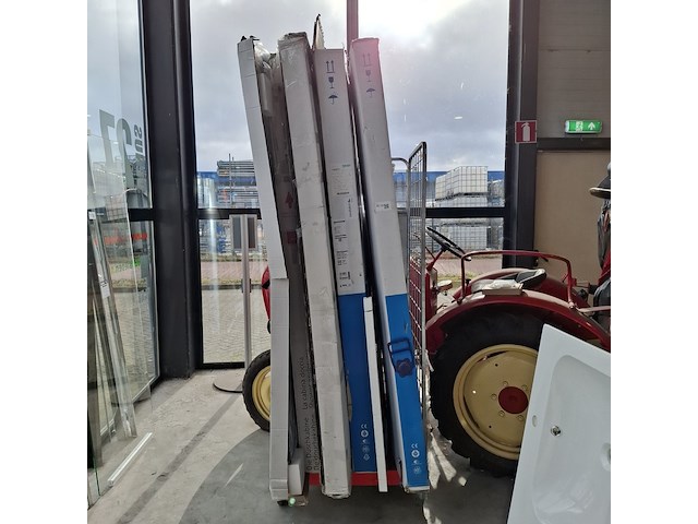 1 rek douchedeuren - cabines, diverse merken, diverse delen - afbeelding 1 van  4