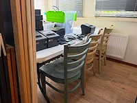 1 tafel met 6 stoelen