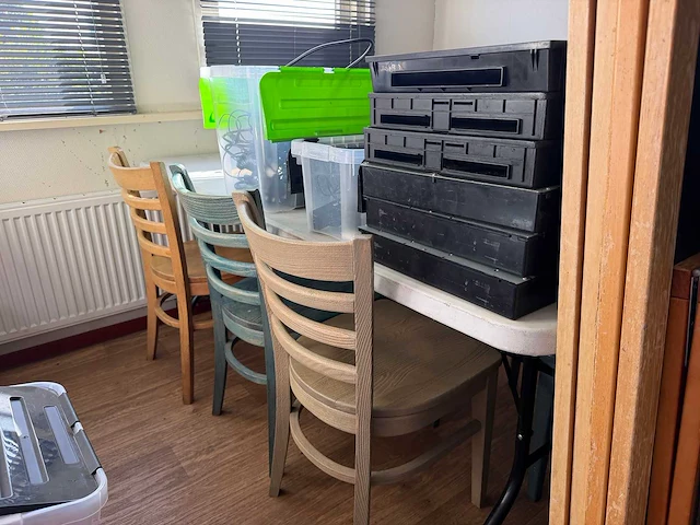 1 tafel met 6 stoelen - afbeelding 2 van  3