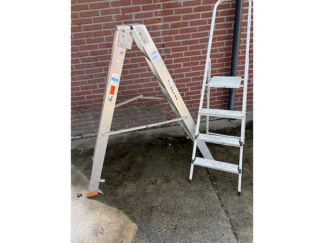 1 trap (2 traps met 6 treden) en 1 keukentrap - afbeelding 2 van  2