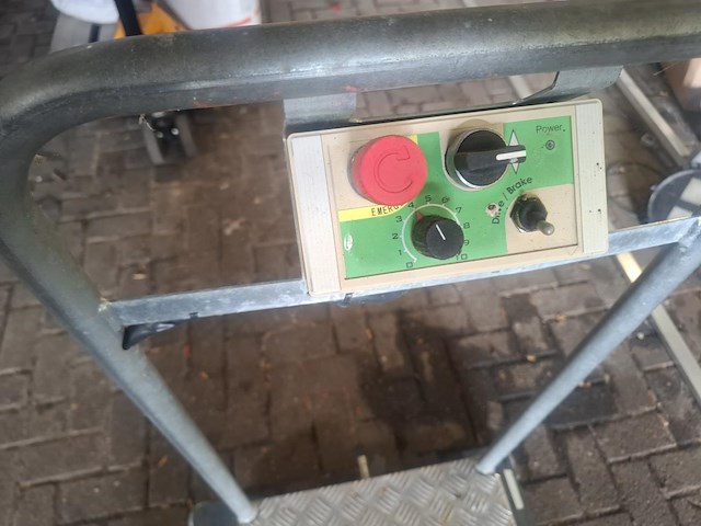 1 verrijdbare en verstelbare tafel - afbeelding 2 van  4