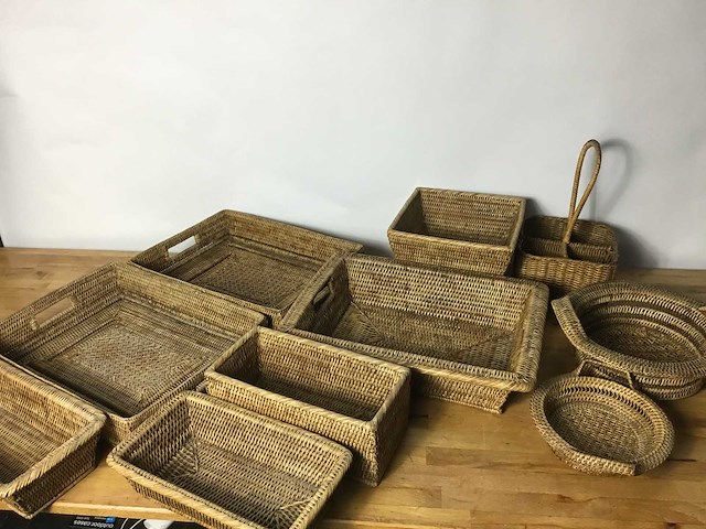10 diverse rieten manden - afbeelding 1 van  8