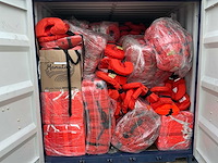 10 ft container gevuld met partij reddingsvesten van diverse merken - afbeelding 1 van  15