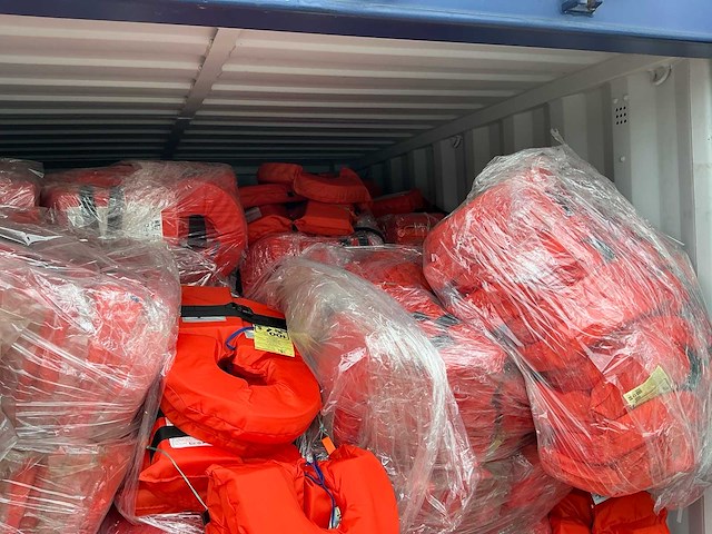 10 ft container gevuld met partij reddingsvesten van diverse merken - afbeelding 8 van  15
